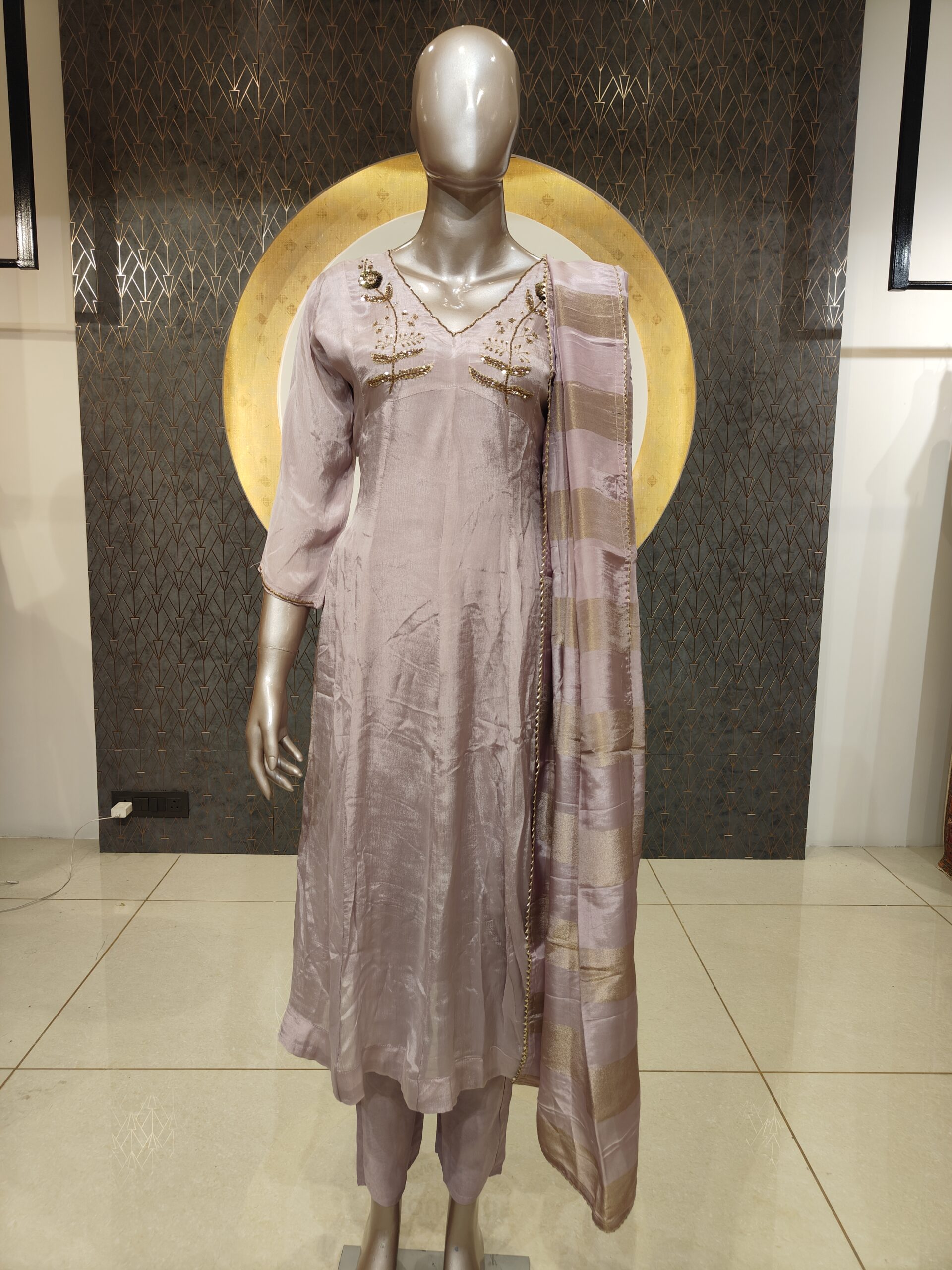 Chinon Nyra Cut Suit